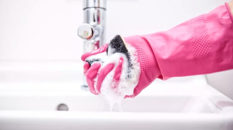 3 reasons you should always wear gloves while cleaning