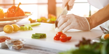 Handwashing vs. Gloves in Commercial Restaurants 