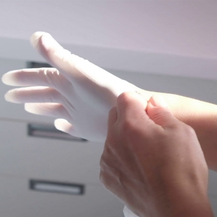 07/04/2018 - The right way to wear disposables gloves